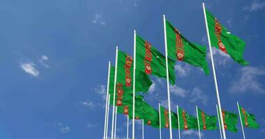 Turkmenistan Flaggen winken im das Himmel, nahtlos Schleife im Wind, Raum auf links Seite zum Design oder Information, 3d Rendern video