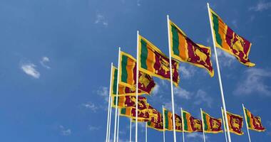 sri Lanka Flaggen winken im das Himmel, nahtlos Schleife im Wind, Raum auf links Seite zum Design oder Information, 3d Rendern video