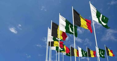 Pakistán y Bélgica banderas ondulación juntos en el cielo, sin costura lazo en viento, espacio en izquierda lado para diseño o información, 3d representación video