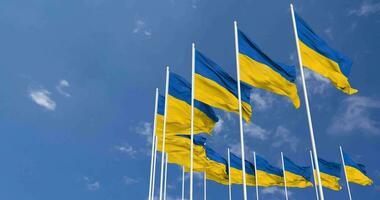 Ucrania banderas ondulación en el cielo, sin costura lazo en viento, espacio en izquierda lado para diseño o información, 3d representación video