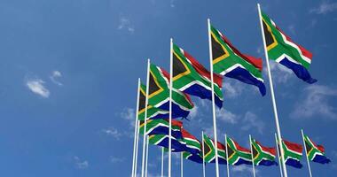 Sud Africa bandiere agitando nel il cielo, senza soluzione di continuità ciclo continuo nel vento, spazio su sinistra lato per design o informazione, 3d interpretazione video