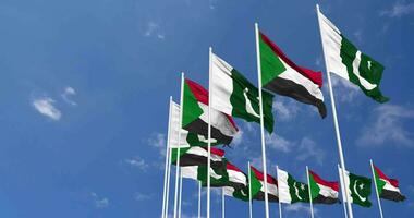 Pakistán y sur Sudán banderas ondulación juntos en el cielo, sin costura lazo en viento, espacio en izquierda lado para diseño o información, 3d representación video