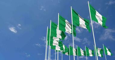 Nigeria Flaggen winken im das Himmel, nahtlos Schleife im Wind, Raum auf links Seite zum Design oder Information, 3d Rendern video