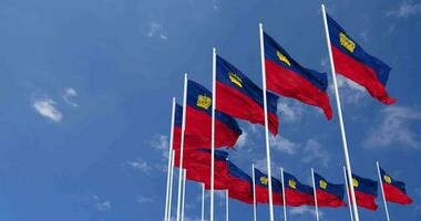 Liechtenstein banderas ondulación en el cielo, sin costura lazo en viento, espacio en izquierda lado para diseño o información, 3d representación video