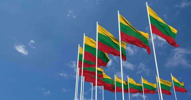 Litauen Flaggen winken im das Himmel, nahtlos Schleife im Wind, Raum auf links Seite zum Design oder Information, 3d Rendern video