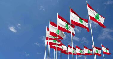 Libano bandiere agitando nel il cielo, senza soluzione di continuità ciclo continuo nel vento, spazio su sinistra lato per design o informazione, 3d interpretazione video
