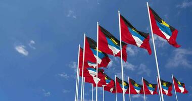 antigua och barbuda flaggor vinka i de himmel, sömlös slinga i vind, Plats på vänster sida för design eller information, 3d tolkning video