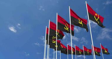 angola drapeaux agitant dans le ciel, sans couture boucle dans vent, espace sur la gauche côté pour conception ou information, 3d le rendu video