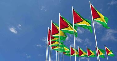 Guyana bandiere agitando nel il cielo, senza soluzione di continuità ciclo continuo nel vento, spazio su sinistra lato per design o informazione, 3d interpretazione video