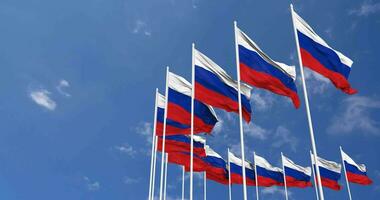Russland Flaggen winken im das Himmel, nahtlos Schleife im Wind, Raum auf links Seite zum Design oder Information, 3d Rendern video