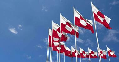 Groenland drapeaux agitant dans le ciel, sans couture boucle dans vent, espace sur la gauche côté pour conception ou information, 3d le rendu video