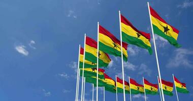 Ghana banderas ondulación en el cielo, sin costura lazo en viento, espacio en izquierda lado para diseño o información, 3d representación video