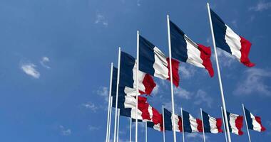 Francia banderas ondulación en el cielo, sin costura lazo en viento, espacio en izquierda lado para diseño o información, 3d representación video
