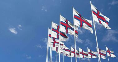 Faroe isole bandiere agitando nel il cielo, senza soluzione di continuità ciclo continuo nel vento, spazio su sinistra lato per design o informazione, 3d interpretazione video