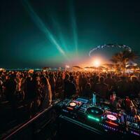 ai generado un DJ cabina en el playa con un multitud de personas bailando y teniendo divertido en el antecedentes foto