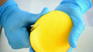 chef peeling une mangue fruit avec une couteau video