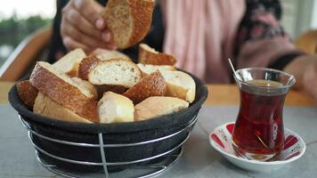 lento movimento do mulheres mão escolher cozido pão em mesa . video