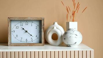 Facile moderne l'horloge sur table video