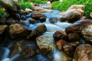 pequeño cascada con agua movimiento. foto