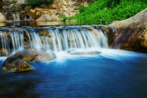 pequeño cascada con agua movimiento. foto