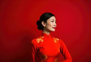 ai generado un chino mujer en rojo vestido en un cheongsam en pie siguiente a rojo antecedentes foto