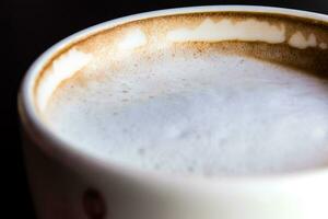 taza de caliente Leche café y suave espuma en blanco cerámico taza foto