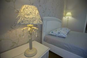 interior con blanco cama y mesa lámpara. dormitorio foto