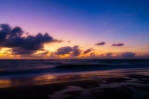 amanecer cielo en el playa. foto