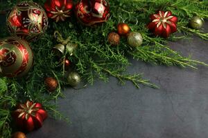 gris antecedentes con Navidad decoraciones y Copiar espacio foto