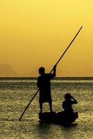 pescadores y pescar barcos flotador en el lago. foto