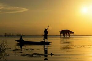 pescadores y pescar barcos flotador en el lago. foto