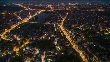 animiert hyper realistisch Antenne Drohne Video von Stadtbild Wolkenkratzer im das Nacht