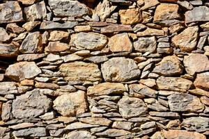 un pared hecho de rocas y piedras foto