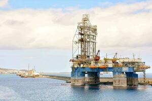 un petróleo plataforma en el Oceano con un grande cuerpo de agua foto