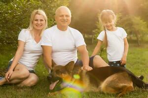 retrato de alegre extendido familia sentado en el parque foto