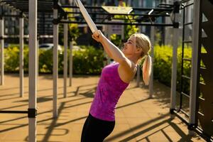 aptitud deporte mujer en Moda ropa de deporte haciendo yoga aptitud ejercicio en el calle, al aire libre Deportes, urbano estilo foto