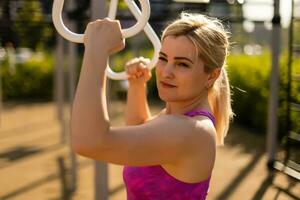 aptitud mujer haciendo Abdominales en al aire libre gimnasio woking fuera fuerza formación foto