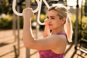 mujer trabajando fuera en gimnasio en equipo al aire libre teniendo divertido foto