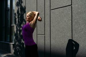 deporte mujer haciendo extensión ejercicio durante al aire libre cruzar formación rutina de ejercicio foto