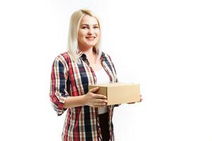 un joven hermosa caucásico mujer participación un caja en su manos. foto