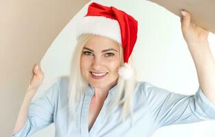 Navidad, entrega y invierno Días festivos concepto - contento joven mujer en Papa Noel ayudante sombrero mirando dentro abierto regalo caja foto