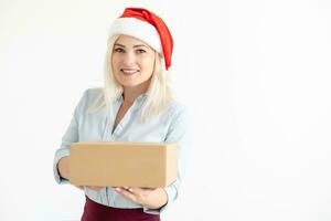 Navidad, Navidad, invierno, felicidad concepto - sonriente mujer en Papa Noel ayudante sombrero con paquete o empaquetar caja foto