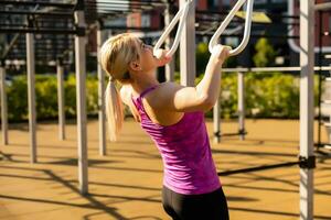 aptitud mujer haciendo Abdominales en al aire libre gimnasio woking fuera fuerza formación foto