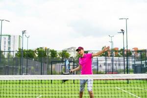 masculino tenis jugador en el tenis Corte foto