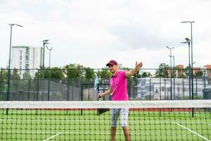 masculino tenis jugador en el tenis Corte foto