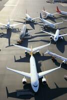 ai generado grupo de aviones estacionado en el pista, visto desde un alto ángulo foto