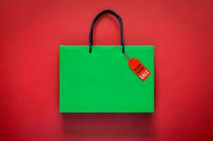 verde compras papel bolso con palabra a precio etiqueta en rojo antecedentes para negro viernes compras rebaja concepto. foto