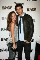 los angeles sept 30 muchacha Burnett casey Deidrick llegando a el rabia juego lanzamiento a el barrios chinos histórico central plaza en septiembre 30 2011 en los angeles California foto