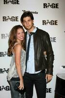 los angeles sept 30 muchacha Burnett casey Deidrick llegando a el rabia juego lanzamiento a el barrios chinos histórico central plaza en septiembre 30 2011 en los angeles California foto