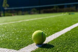 tenis raqueta en vacío tenis césped Corte foto